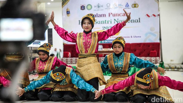 Semarak Hari Santri di Masjid Raya KH Hasyim Asyari, Ada Tumpeng-Pentas Budaya