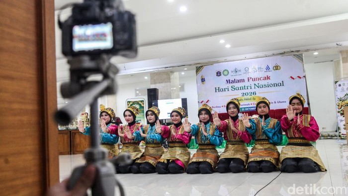 Semarak Hari Santri 2026 di Masjid Raya KH Hasyim Asyari, Ada Tumpeng dan Pentas Budaya Peserta menyimak materi dalam rangkaian peringatan Hari Santri Nasional (HSN) 2026 di Masjid Raya KH Hasyim Asyari, Cengkareng, Jakarta Barat, Kamis (22/10/2026). Sesi edukasi menjadi salah satu agenda untuk memperkuat peran santri dalam pendidikan dan pembangunan bangsa.