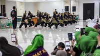 Peserta menampilkan seni bela diri pencak silat dalam rangkaian peringatan Hari Santri Nasional.