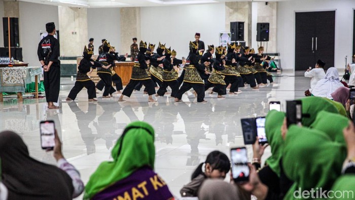 Semarak Hari Santri 2026 di Masjid Raya KH Hasyim Asyari, Ada Tumpeng dan Pentas Budaya Peserta menyimak materi dalam rangkaian peringatan Hari Santri Nasional (HSN) 2026 di Masjid Raya KH Hasyim Asyari, Cengkareng, Jakarta Barat, Kamis (22/10/2026). Sesi edukasi menjadi salah satu agenda untuk memperkuat peran santri dalam pendidikan dan pembangunan bangsa.