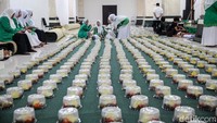 Ribuan tumpeng disiapkan dalam rangka memeriahkan peringatan Hari Santri Nasional. Tradisi makan dan berbagi menjadi salah satu gambaran kebersamaan yang hadir dalam perayaan Hari Santri. Bazar turut menjadi bagian dari kegiatan yang mempertemukan masyarakat dengan produk-produk yang ditawarkan.