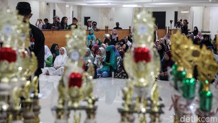 Semarak Hari Santri 2026 di Masjid Raya KH Hasyim Asyari, Ada Tumpeng dan Pentas Budaya Peserta menyimak materi dalam rangkaian peringatan Hari Santri Nasional (HSN) 2026 di Masjid Raya KH Hasyim Asyari, Cengkareng, Jakarta Barat, Kamis (22/10/2026). Sesi edukasi menjadi salah satu agenda untuk memperkuat peran santri dalam pendidikan dan pembangunan bangsa.