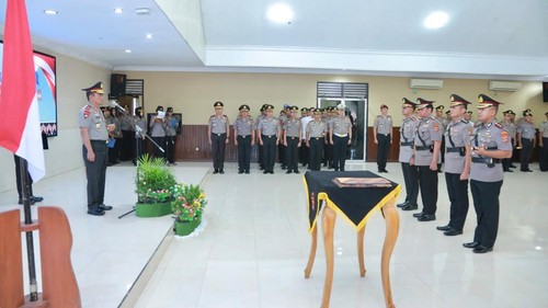 Kapolda NTB, Irjen Kalingga Rendra Raharja pimpin sertijab Dirpamobvit dan Kapolres Lombok Utara di Polda NTB, Kamis (22/10/2026).