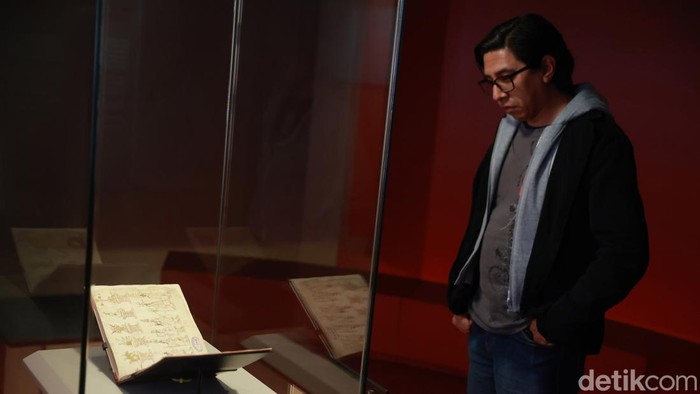 MEXICO CITY, MEXICO - OCTOBER 21: âThe Tira de Tetepilco Codex is seen on display as part of the exhibition featuring the Codex Azcatitlan, at the National Museum of Anthropology, in Mexico City, Mexico on October 21, 2026. âThe Codex Azcatitlan, a late 16th to early 17th-century pictographic manuscript detailing Mexica history, is on loan from the National Library of France to mark 200 years of diplomatic relations between Mexico and France. Exhibited at Mexico's National Museum of Anthropology for the first time since its departure in 1840, the historic document is displayed alongside 25 archaeological and ethnographic artifacts. (Photo by Daniel Cardenas/Anadolu via Getty Images)