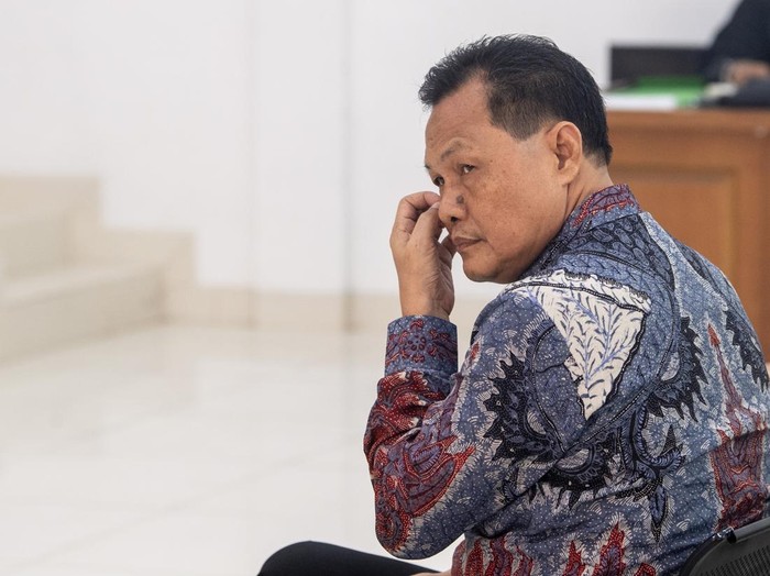 Bupati nonaktif Kabupaten Muara Enim Edison menjalani sidang dakwaan di Pengadilan Tipikor PN Palembang Klas 1A khusus, Sumatera Selatan, Kamis (22/10/2026). Edison menjalani sidang perdana dengan agenda pembacaan dakwaan terkait kasus dugaan pemberian suap untuk mengondisikan opini Wajar Tanpa Pengecualian (WTP) atas laporan keuangan Pemerintah Kabupaten Muara Enim tahun anggaran 2025 oleh Badan Pemeriksa Keuangan (BPK). ANTARA FOTO/Nova Wahyudi/tom.