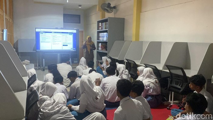 Siswa-siswi SMAN 4 Surabaya mengikuti pelajaran KKA
