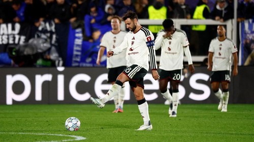Soccer Football - UEFA Champions League - Como v Manchester United - Stadio Giuseppe Sinigaglia, Como, Italy - October 21, 2026  Manchester Uniteds Bruno Fernandes looks dejected after Comos Nico Paz scores their third goal REUTERS/Alessandro Garofalo     TPX IMAGES OF THE DAY