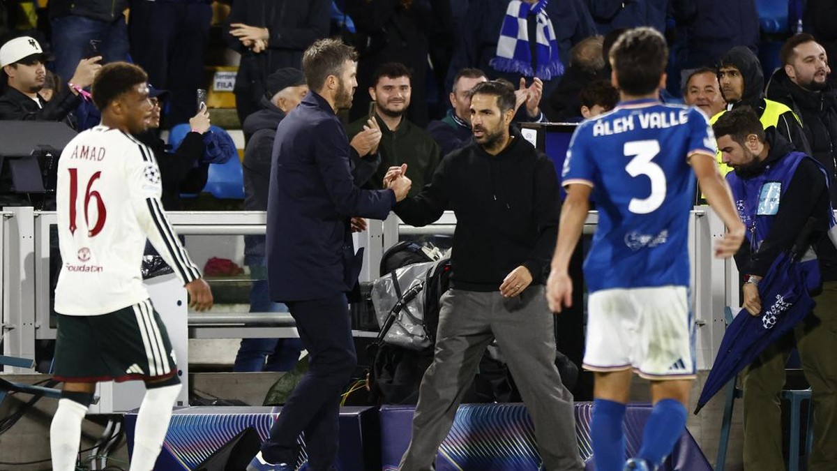 Momen pelatih Como Cesc Fabregas bersalaman dengan manajer Manchester United Michael Carrick usai laga. Foto: REUTERS/Alessandro Garofalo