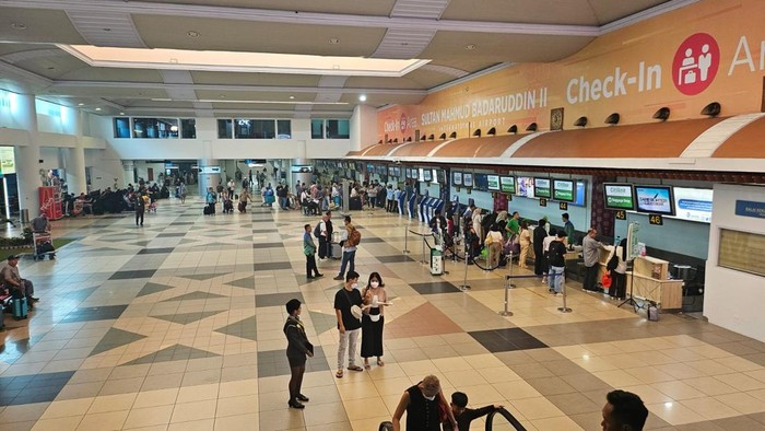 Suasana Bandara SMB II Palembang saat kabut asap tebal.