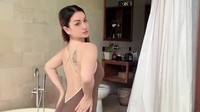From dj mode to zen mode. Ibu-ibu juga membutuhkan waktu untuk mengisi ulang energi, tulis Tengku Dewi Putri dilihat di Instagram, Kamis (22/10/2026). (Foto: dok Instagram tengkudewiputri_tdp)