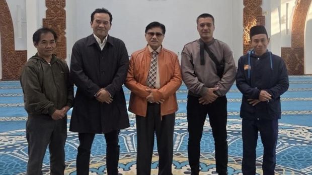 Tim pengukir Jepara yang restorasi ornamen kayu di Masjid Istiklal Sarajevo, bersama Dubes RI untuk Bosnia dan Herzegovina Manahan Malontinge Pardamean Sitompul