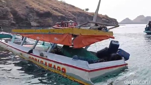 Tim SAR gabungan evakuasi enam nelayan kapal Mori Sama 02 yang tenggelam di perairan Pulau Siaba Kecil, Taman Nasional Komodo, Manggarai Barat, NTT, Kamis (22/10/2026).