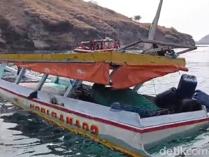 Video: Momen Kapal Nelayan Tenggelam di TN Komodo usai Tabrak Karang