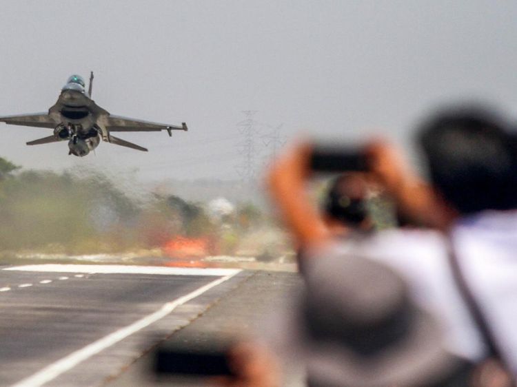 Jet Tempur TNI AU Lepas Landas dari Jalan Tol Paspro