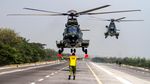 Jet Tempur TNI AU Lepas Landas dari Jalan Tol Paspro