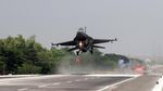 Jet Tempur TNI AU Lepas Landas dari Jalan Tol Paspro