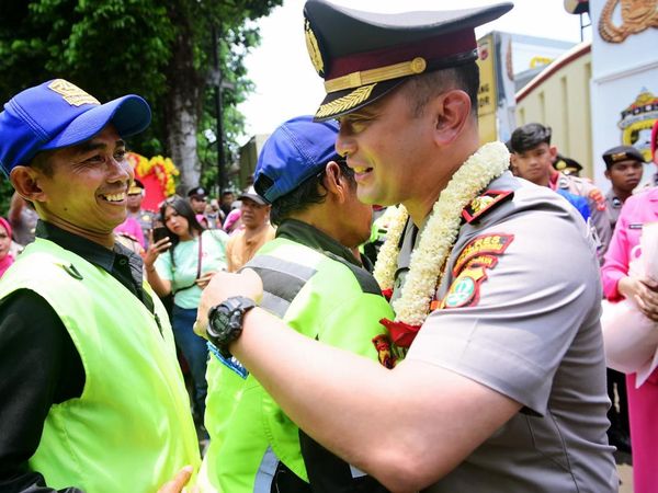 Momen Haru AKBP Wikha Tinggalkan Polres Bogor, Diantar Ojol-Supeltas