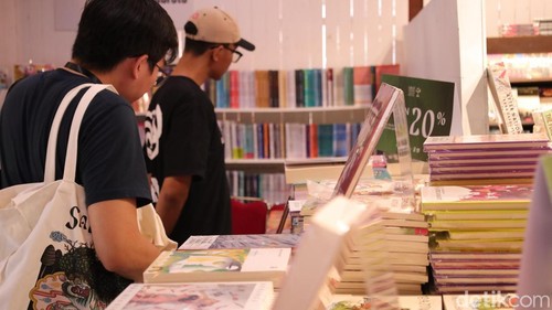 Suasana pengunjung saat berbelanja buku di UWRF 2026, Gianyar, Kamis (22/10/2026).