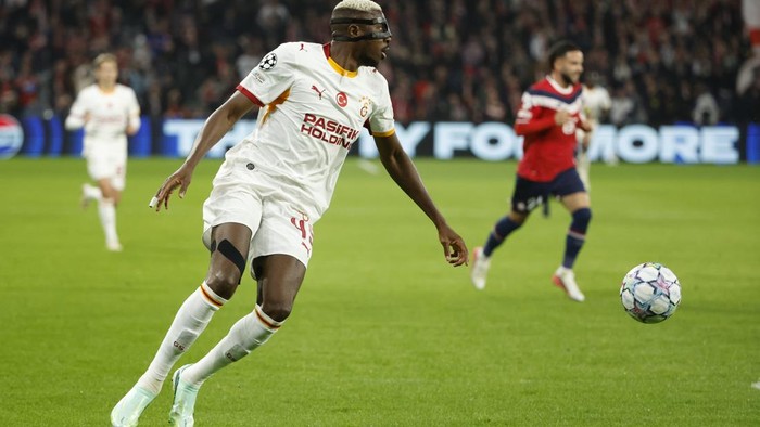 LILLE, FRANCE - OCTOBER 21: Victor Osimhen #45 of Galatasaray during the UEFA Champions League 2026/27 League Phase MD3 football match between Lille OSC (LOSC) and Galatasaray A.S. at Stade Pierre Mauroy - Decathlon Arena on October 21, 2026 in Lille