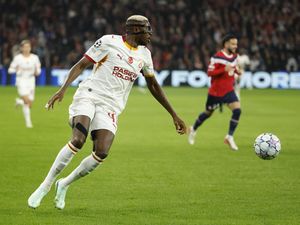 Saat Verdonk Dibuat Repot Osimhen di Liga Champions