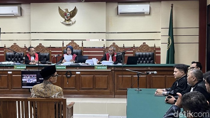Walkot Madiun nonaktif Maidi saat sidang putusan di pengadilan Tipikor Surabaya di Sidoarjo