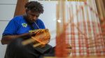 Warga Binaan Asah Keterampilan Lewat Kerajinan Miniatur Rumah Adat Kaki Seribu