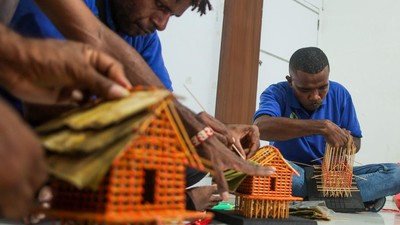Warga Binaan Asah Keterampilan Lewat Kerajinan Miniatur Rumah Adat Kaki Seribu