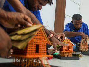 Warga Binaan Asah Keterampilan Lewat Kerajinan Miniatur Rumah Adat Kaki Seribu