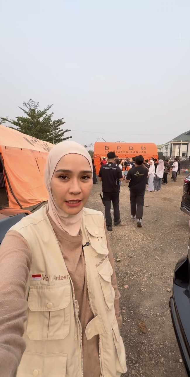 Zaskia bagikan momen dirinya ikut menjadi relawan karhutla di Palangka Raya, Kalimantan. Momen tersebut dibagikan Zaskia ke akun Instagram pribadinya. Foto: Instagram/@zaskiadyamecca Zaskia bagikan momen dirinya ikut menjadi relawan karhutla di Palangka Raya, Kalimantan. Momen tersebut dibagikan Zaskia ke akun Instagram pribadinya. Foto: Instagram/@zaskiadyamecca