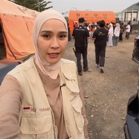 Gaya Zaskia Adya Mecca Turun Langsung Bantu Padamkan Karhutla Kalimantan