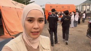 Gaya Zaskia Adya Mecca Turun Langsung Bantu Padamkan Karhutla Kalimantan