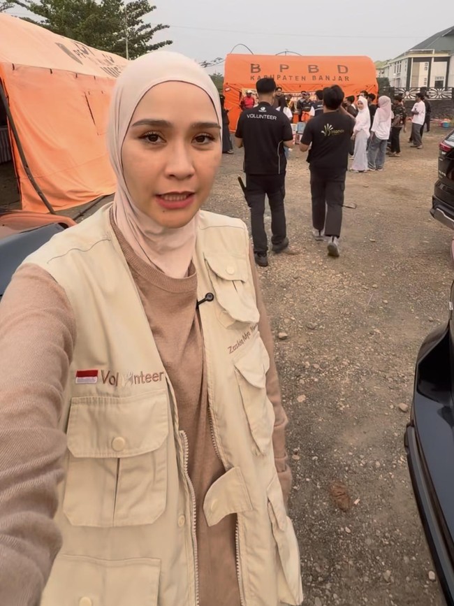 Gaya Zaskia Adya Mecca Turun Langsung Bantu Padamkan Karhutla Kalimantan