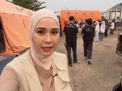 Gaya Zaskia Adya Mecca Turun Langsung Bantu Padamkan Karhutla Kalimantan