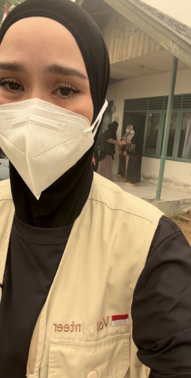 Dari video yang dibagikan Zaskia terlihat keadaan di Kalimantan yang begitu memprihatinkan. Asap karhutla memenuhi udara, membuatnya terlihat seperti kabut. Zaskia pun tampak mengenakan masker. Foto: Instagram/@zaskiadyamecca Dari video yang dibagikan Zaskia terlihat keadaan di Kalimantan yang begitu memprihatinkan. Asap karhutla memenuhi udara, membuatnya terlihat seperti kabut. Zaskia pun tampak mengenakan masker. Foto: Instagram/@zaskiadyamecca