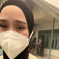Dari video yang dibagikan Zaskia terlihat keadaan di Kalimantan yang begitu memprihatinkan. Asap karhutla memenuhi udara, membuatnya terlihat seperti kabut. Zaskia pun tampak mengenakan masker. Foto: Instagram/@zaskiadyamecca