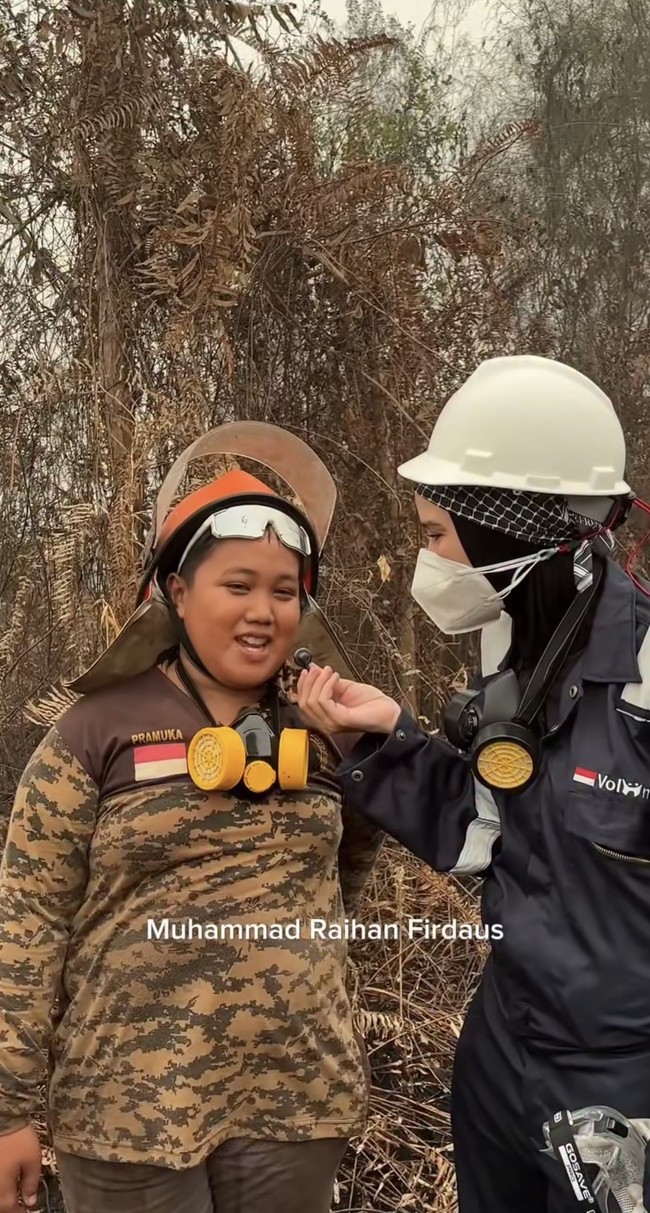 Zaskia juga sempat mewawancarai salah satu relawan termuda yang bernama Muhammad Raihan Firdaus. Saat ini usia Raihan sendiri masih 15 tahun. Foto: Instagram/@zaskiadyamecca Zaskia juga sempat mewawancarai salah satu relawan termuda yang bernama Muhammad Raihan Firdaus. Saat ini usia Raihan sendiri masih 15 tahun. Foto: Instagram/@zaskiadyamecca