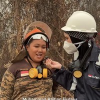 Zaskia juga sempat mewawancarai salah satu relawan termuda yang bernama Muhammad Raihan Firdaus. Saat ini usia Raihan sendiri masih 15 tahun. Foto: Instagram/@zaskiadyamecca