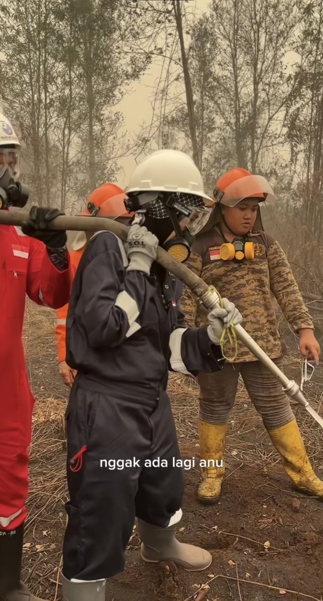 Kenakan busana lengkap, Zaskia berdama Raihan dan para relawan lain. Dalam unggahannya Zaskia mengatakan bahwa api di lahan gambut tersebut sudah dicoba dipadamkan selama sekitar 1 minggu namun masih belum juga tuntas. Foto: Instagram/@zaskiadyamecca Kenakan busana lengkap, Zaskia berdama Raihan dan para relawan lain. Dalam unggahannya Zaskia mengatakan bahwa api di lahan gambut tersebut sudah dicoba dipadamkan selama sekitar 1 minggu namun masih belum juga tuntas. Foto: Instagram/@zaskiadyamecca
