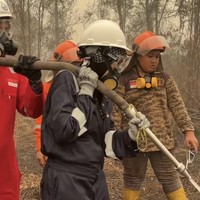Kenakan busana lengkap, Zaskia berdama Raihan dan para relawan lain. Dalam unggahannya Zaskia mengatakan bahwa api di lahan gambut tersebut sudah dicoba dipadamkan selama sekitar 1 minggu namun masih belum juga tuntas. Foto: Instagram/@zaskiadyamecca