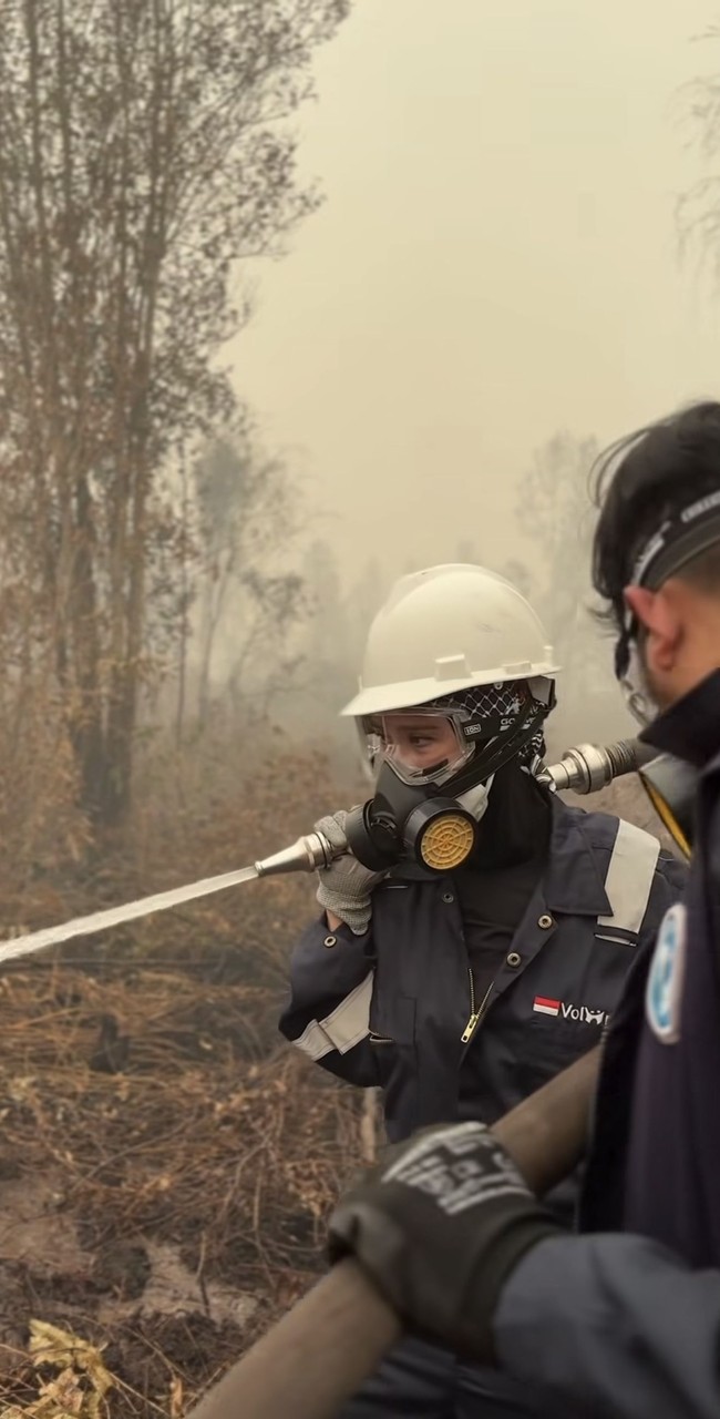 Kenakan APD lengkap beserta dengan kaca mata dan masker khusus, Zaskia mencoba memegang pipa air pemadam. Foto: Instagram/@zaskiadyamecca Kenakan APD lengkap beserta dengan kaca mata dan masker khusus, Zaskia mencoba memegang pipa air pemadam. Foto: Instagram/@zaskiadyamecca