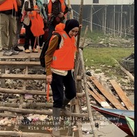 Selain membantu memadamkan api, Zaskia bersama timnya juga membagikan makanan untuk para relawan di sana. Aksi istri Hanung Bramantyo itu pun banjir pujian netizen. Foto: Instagram/@zaskiadyamecca