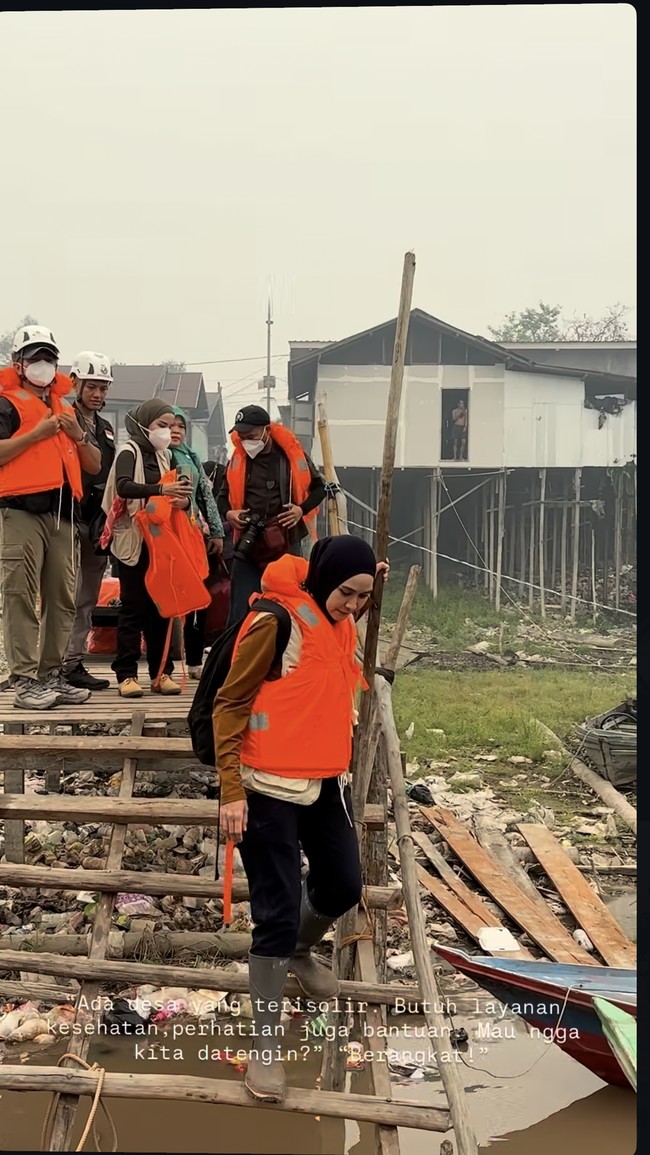 Selain membantu memadamkan api, Zaskia bersama timnya juga membagikan makanan untuk para relawan di sana. Aksi istri Hanung Bramantyo itu pun banjir pujian netizen. Foto: Instagram/@zaskiadyamecca Selain membantu memadamkan api, Zaskia bersama timnya juga membagikan makanan untuk para relawan di sana. Aksi istri Hanung Bramantyo itu pun banjir pujian netizen. Foto: Instagram/@zaskiadyamecca