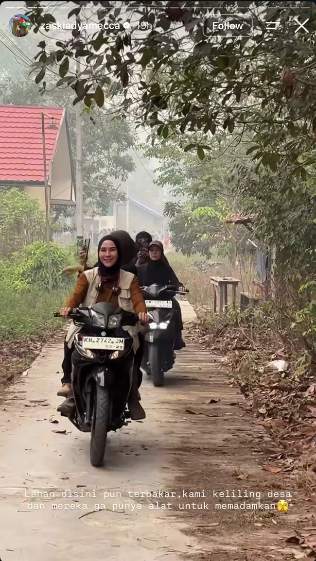 Dengan menaiki motor, Zaskia mengitari desa sambil melihat beberapa lahan yang juga ikut terbakar. Penampilannya tampak simpel dan sederhana dengan memadukan celana panjang hitam dan kaos lengan panjang coklat. Ia juga melengkapi penampilannya dengan rompi coklat muda serta hijab hitam. Foto: Instagram/@zaskiadyamecca Dengan menaiki motor, Zaskia mengitari desa sambil melihat beberapa lahan yang juga ikut terbakar. Penampilannya tampak simpel dan sederhana dengan memadukan celana panjang hitam dan kaos lengan panjang coklat. Ia juga melengkapi penampilannya dengan rompi coklat muda serta hijab hitam. Foto: Instagram/@zaskiadyamecca