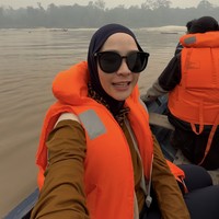 Bersama timnya, Zaskia berangat dari subuh, tepatnya jam 5 pagi untuk juga berkunjung ke desa Kanarakan yang cukup terpencil. Akses untuk menuju ke desa tersebut hanya dengan menaiki sampan.&nbsp;Foto: Instagram/@zaskiadyamecca