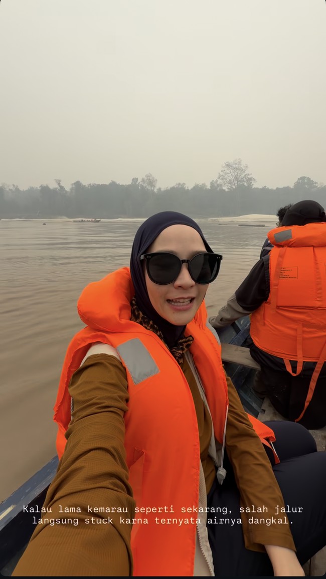 Bersama timnya, Zaskia berangat dari subuh, tepatnya jam 5 pagi untuk juga berkunjung ke desa Kanarakan yang cukup terpencil. Akses untuk menuju ke desa tersebut hanya dengan menaiki sampan. Foto: Instagram/@zaskiadyamecca Bersama timnya, Zaskia berangat dari subuh, tepatnya jam 5 pagi untuk juga berkunjung ke desa Kanarakan yang cukup terpencil. Akses untuk menuju ke desa tersebut hanya dengan menaiki sampan. Foto: Instagram/@zaskiadyamecca