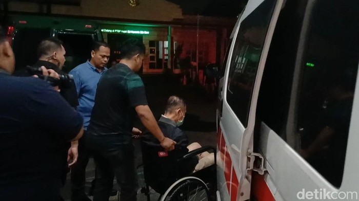 Alexander pakai kursi roda saat dibawa ke RS dari Kejatisu. (Juita Sinuhaji/detikSumut)