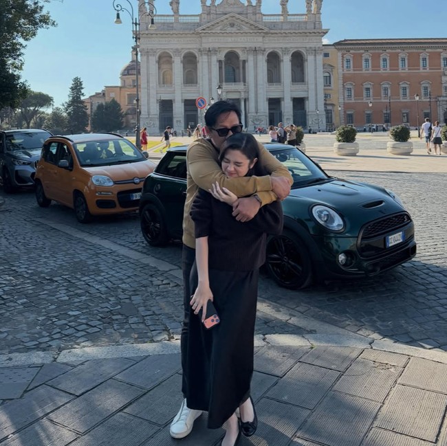 Gaya Amanda Rigby Bulan Madu, Pamer Kemesraan Dengan Andre Taulany