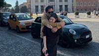 Gaya Amanda Rigby Bulan Madu, Pamer Kemesraan Dengan Andre Taulany