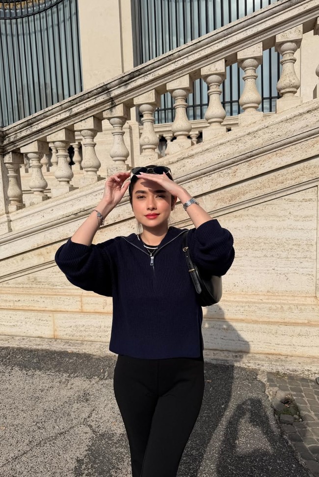 Penampilan Amanda yang terlihat simpel namun tetap memukau juga tak kalah jadi sorotan. Wajahnya semakin cantik dengan pulasan makeup natural yang fresh.&nbsp;Foto: Instagram/@andreastaulany
