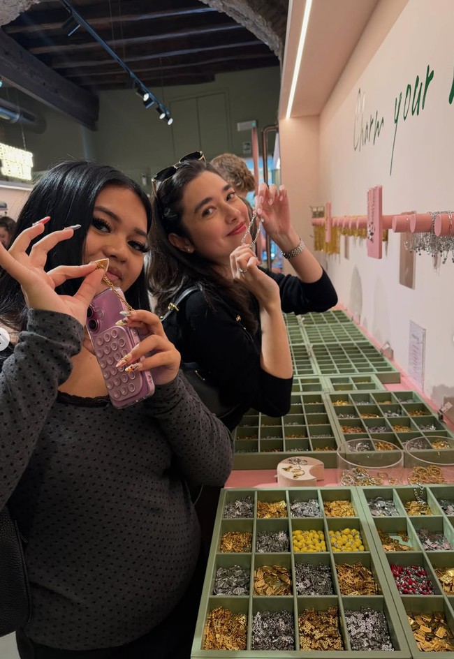 Tak hanya berdua, putri Andre, Lova, rupanya juga ikut. Bak bestie, Lova tampak akrab dengan ibu sambungnya.&nbsp;Foto: Instagram/@andreastaulany